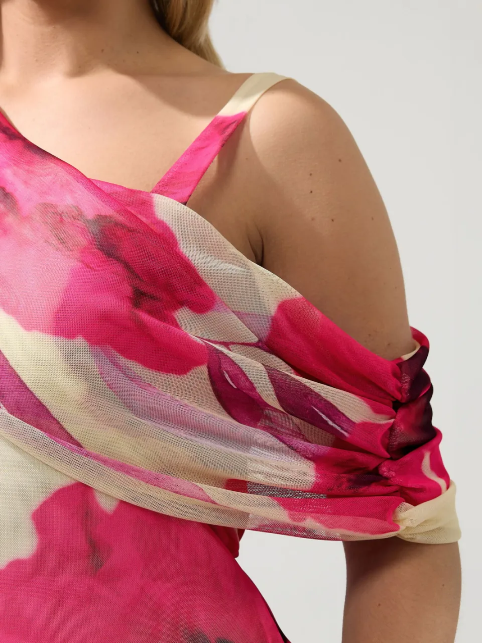 Yours London Witte Jurk Met Wazige Bloemenprint En Gedrapeerde Schouders, foto 5
