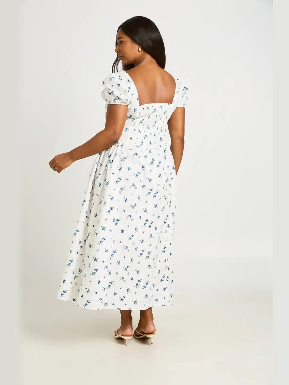 boohoo Dames Plus Ditsy Bloemenprint Melkmeisje Midaxi Jurk wit, foto 2