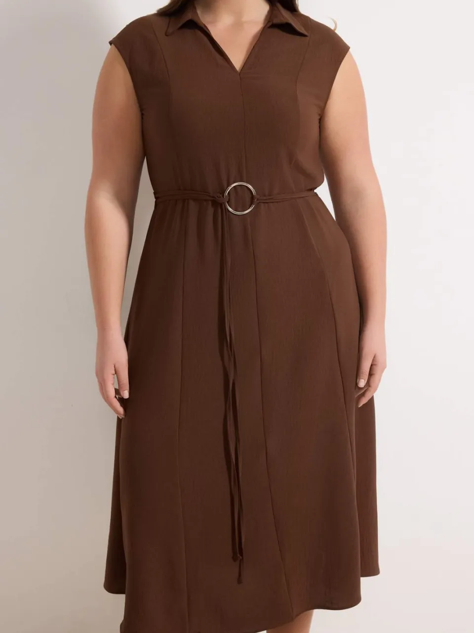 Trendyol Curve Dames Bruin Effen Maxi Mouwloos Casual Recht Grote maten Jurk, foto 2