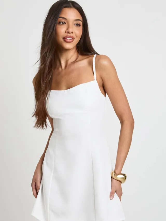 boohoo Dames Getailleerde Jurk Met Naaddetail Onder De Buste Wit