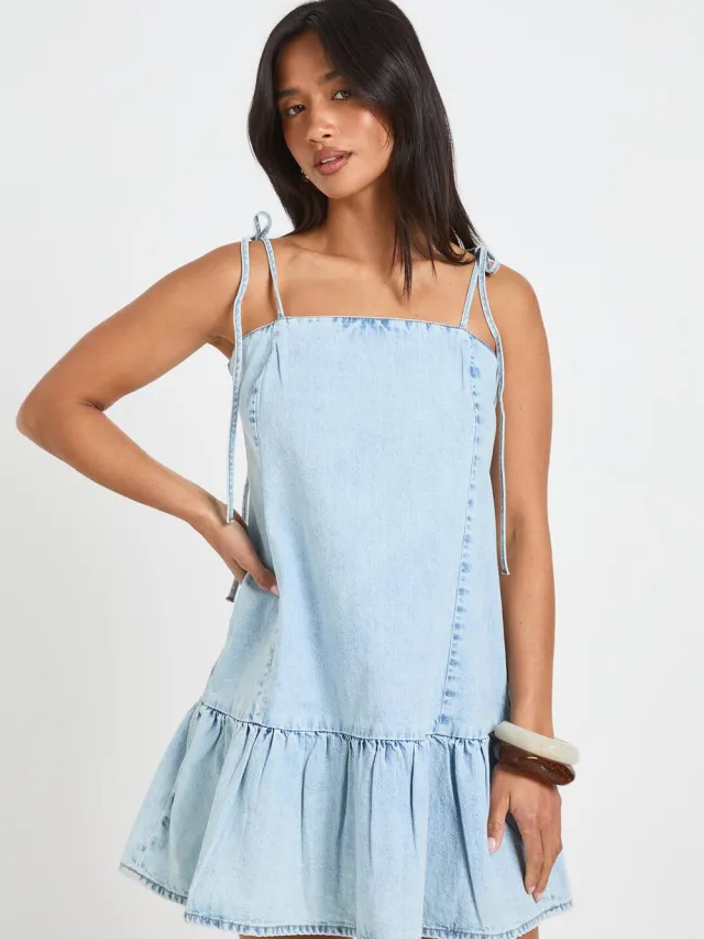 boohoo Dames Petite Denim Mini-jurk Met Bandjes En Asymmetrische Zoom Gebleekt