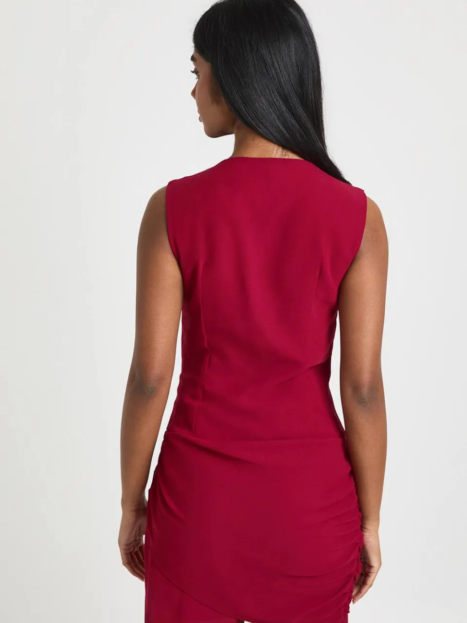 boohoo Dames Chiffon Waterval Hals Mouwloze Sjaal Hals Mini Jurk dark cherry, foto 3