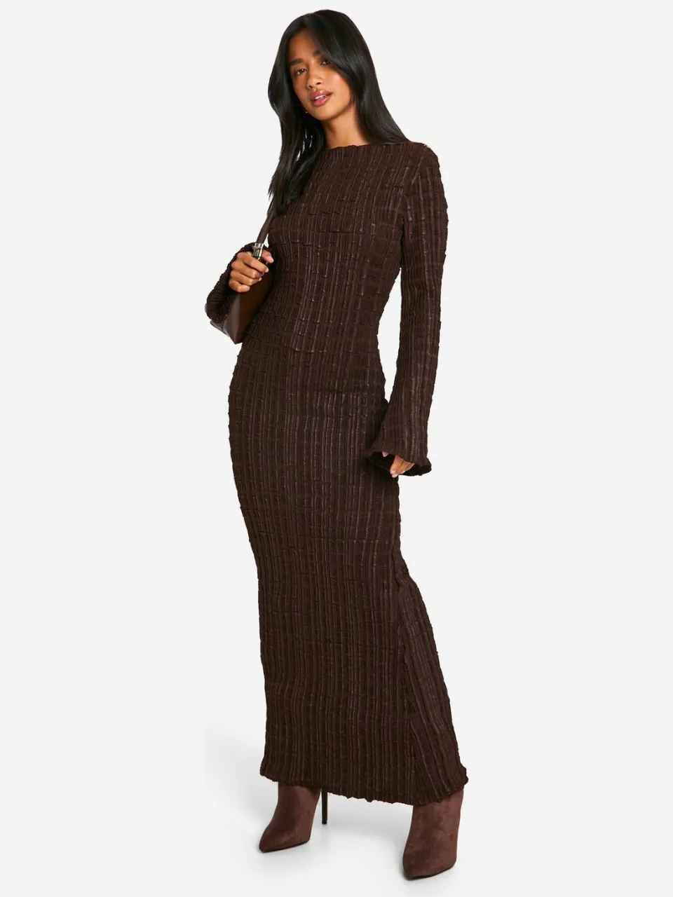 boohoo Dames Petite Crinkle Textuur Flare Mouw Column Maxi Jurk Chocoladebruin