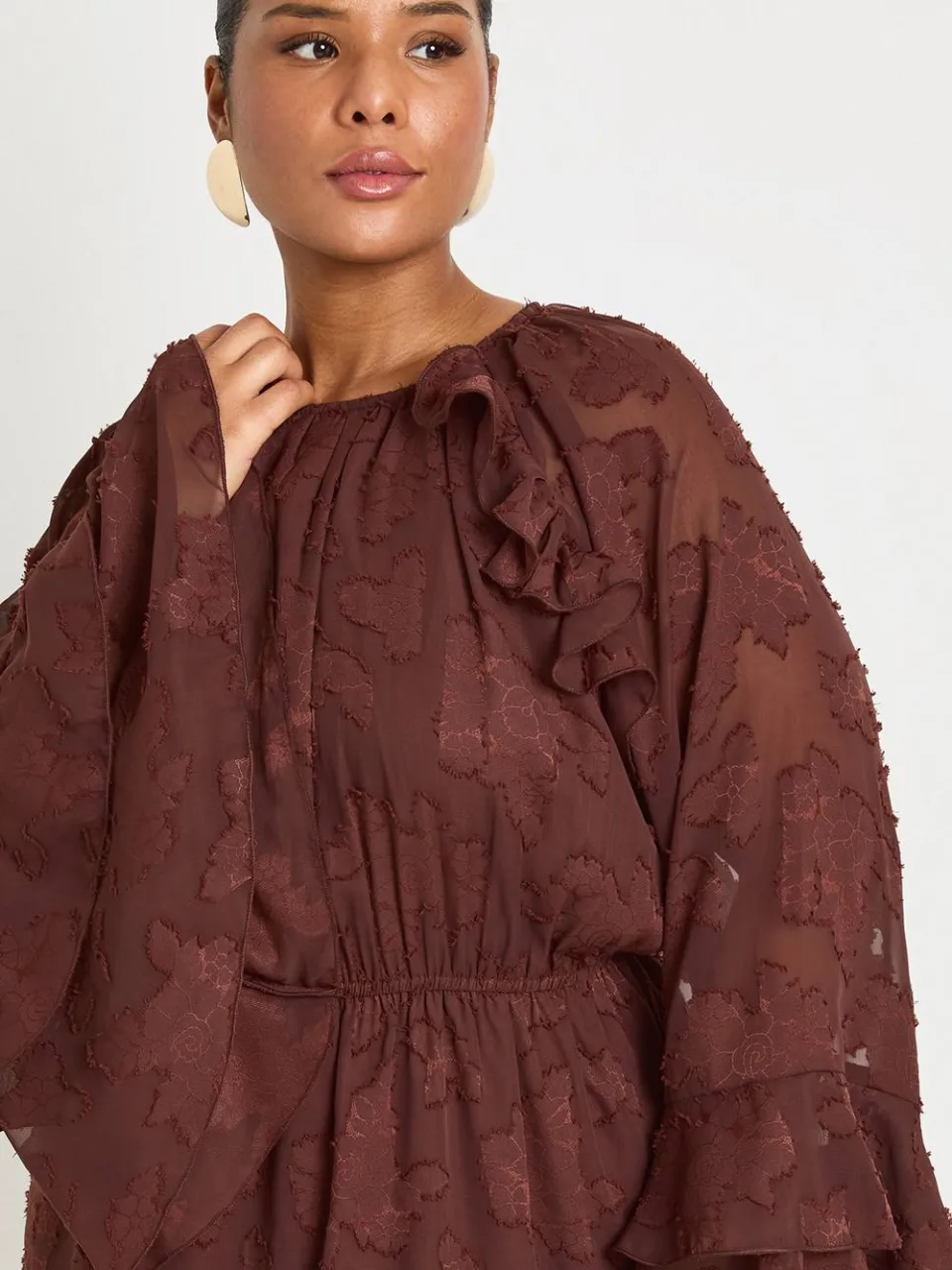 boohoo Dames Plus Burnout Bloemen Ruches Smock Jurk chocoladebruin, foto 4