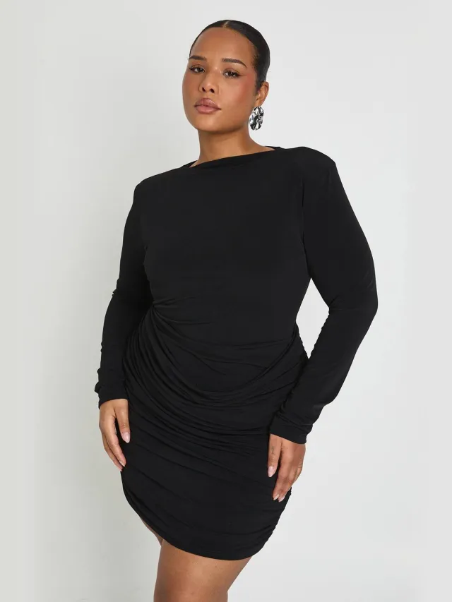 boohoo Dames Plus Slinky Schoudervulling Drapeer Geplooide Jurk Zwart