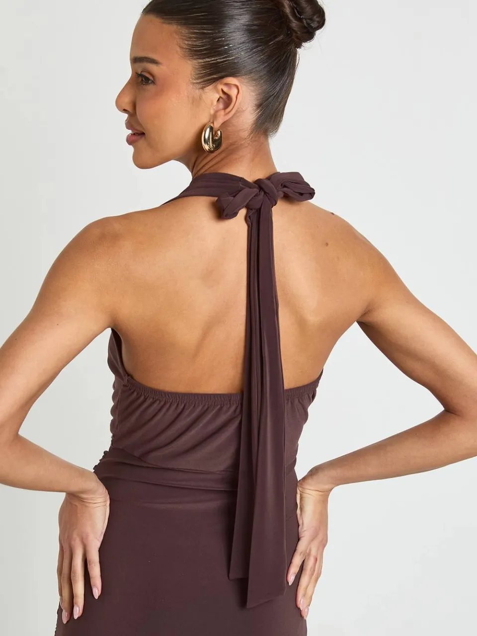 boohoo Dames Gladde Maxi-jurk Met Diepe Halternek En Wikkeldetail In De Taille chocoladebruin, foto 4