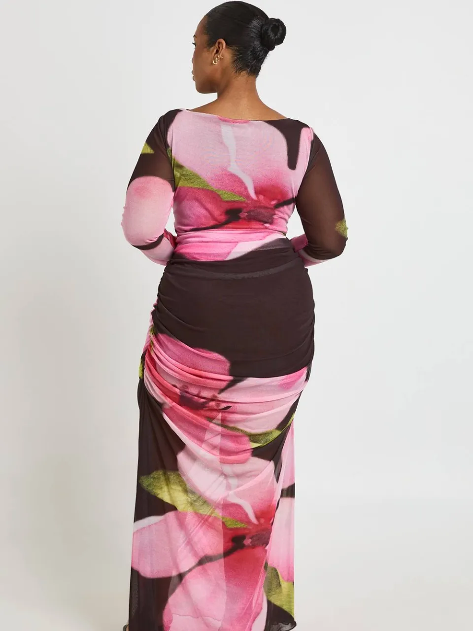 boohoo Dames Plus Gebloemde Maxi-jurk Met Mesh En Plooien chocoladebruin, foto 2