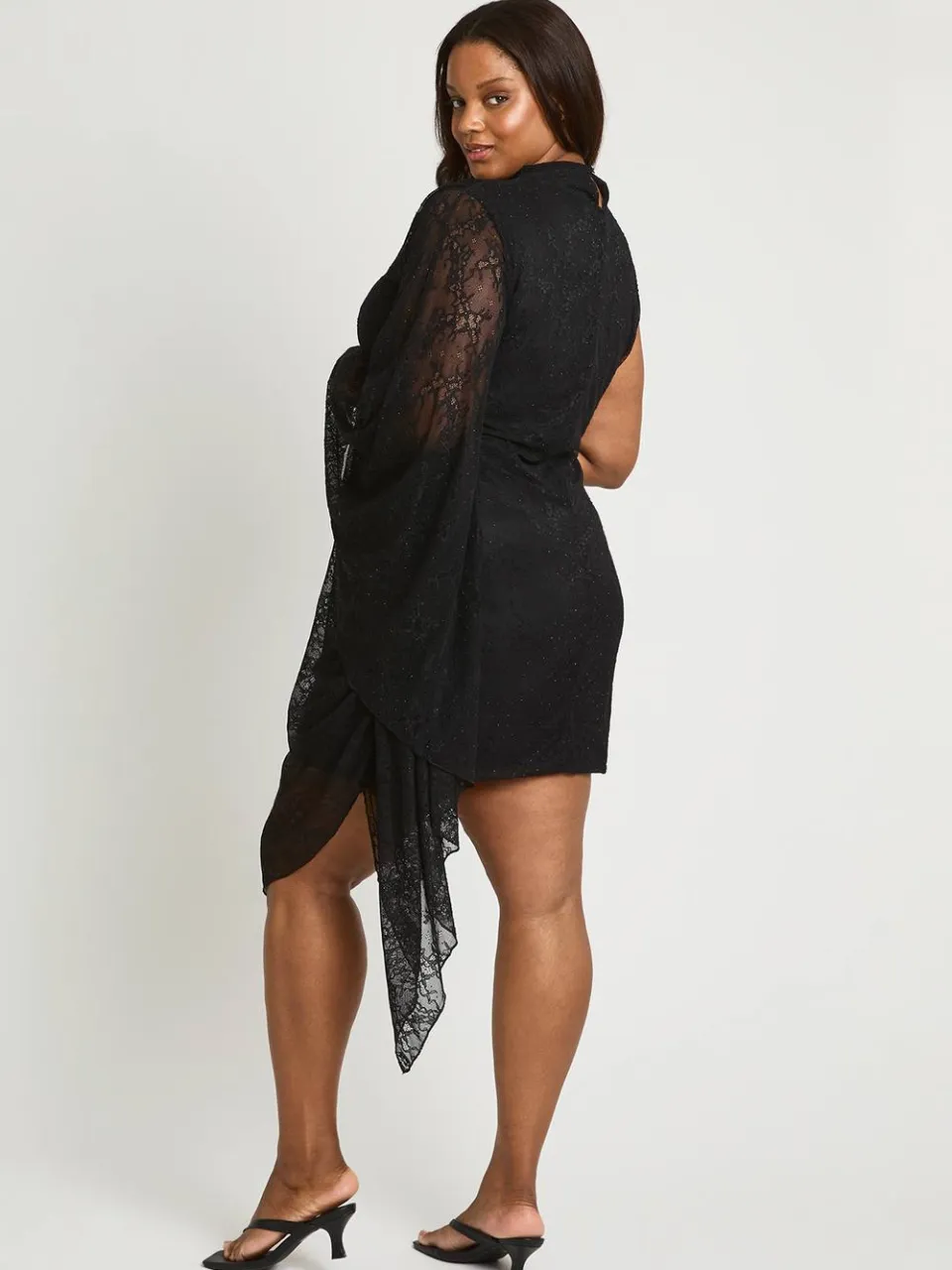 boohoo Dames Plus Hotfix Kant Asymmetrische Cape Jurk zwart, foto 3