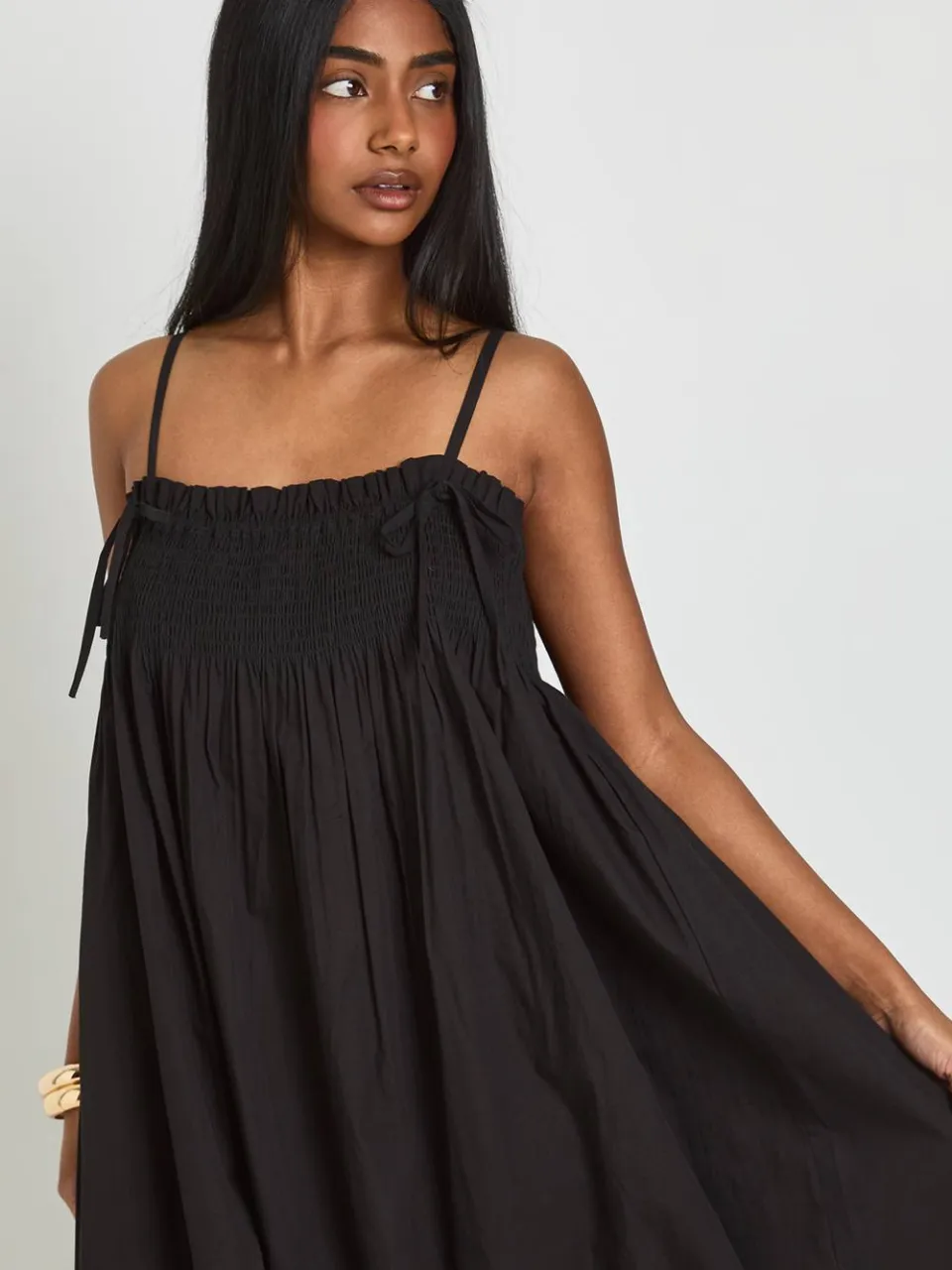 boohoo Dames Maxi Smock Jurk Met Gerimpeld Detail zwart, foto 3