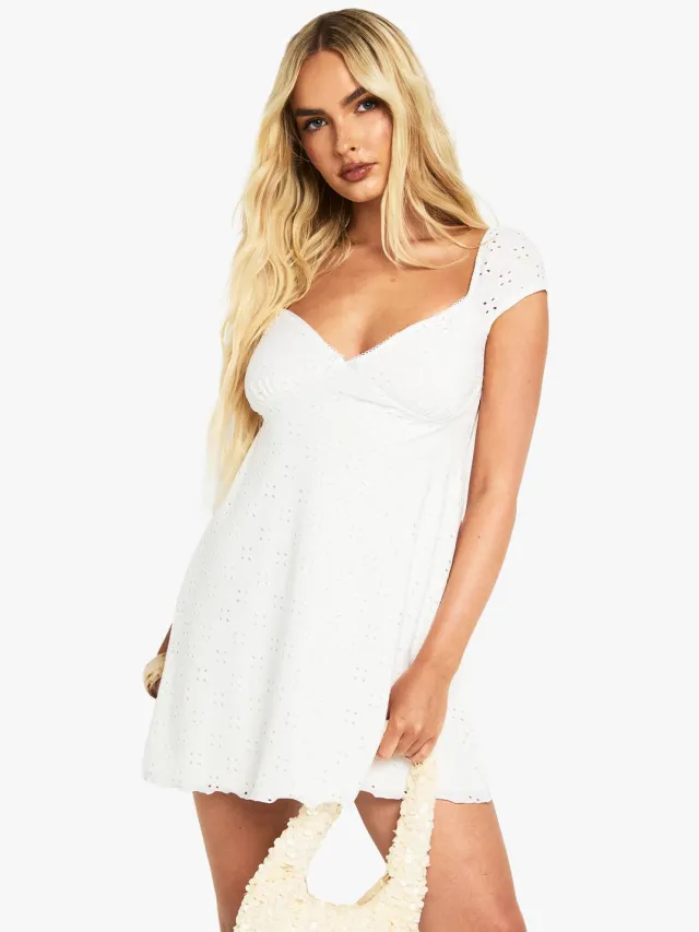 boohoo Dames Broderie Cap-mouw Geraffineerde Jurk Wit