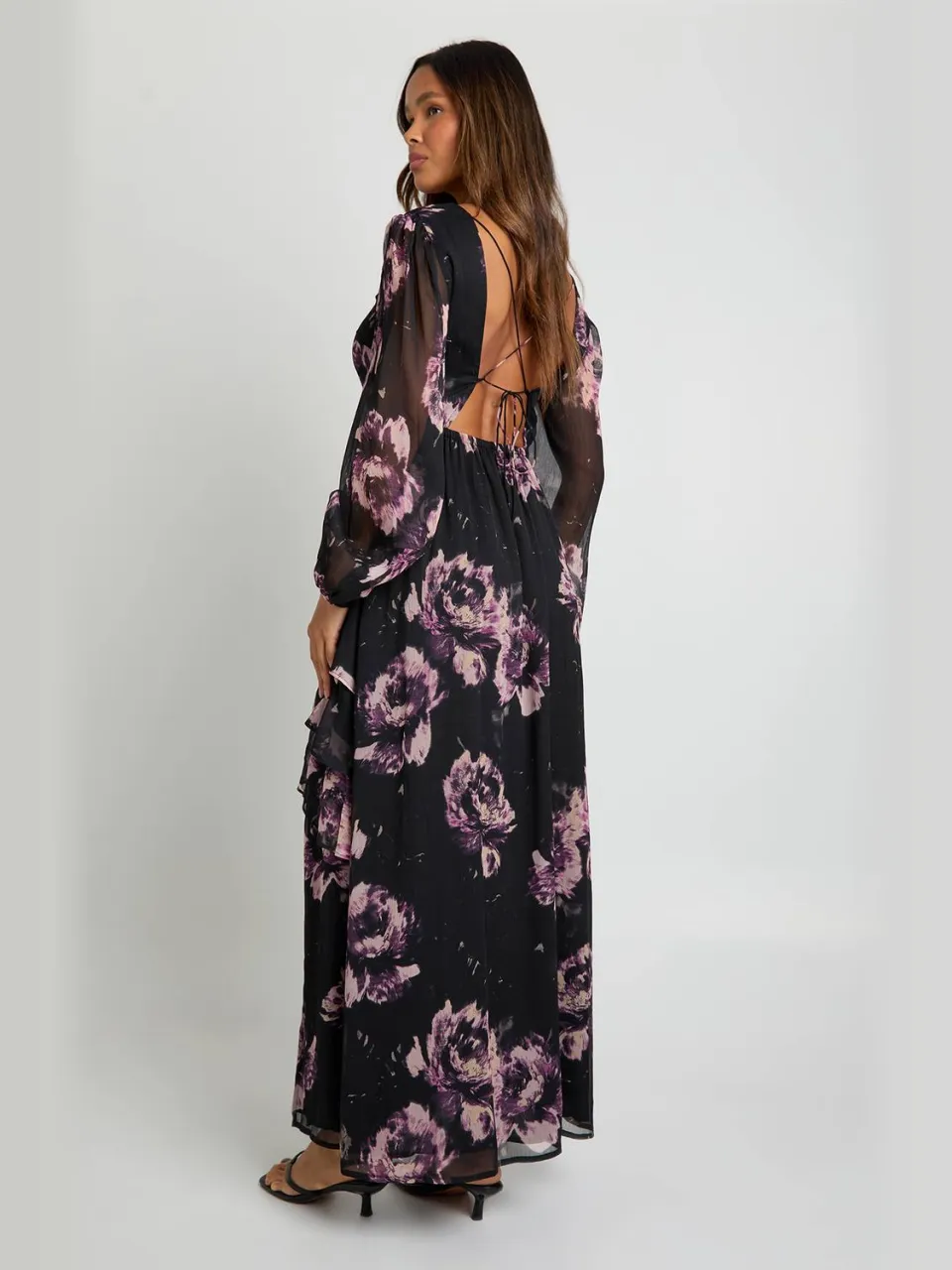 boohoo Dames Maxi-jurk in chiffon met bloemenprint en zwierige franjes chocoladebruin, foto 2