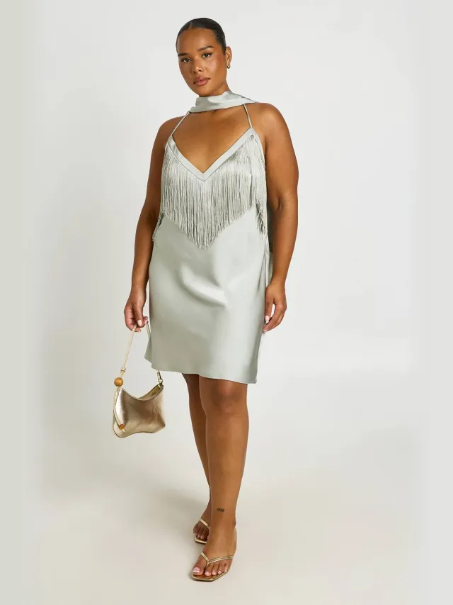 boohoo Dames Plus V-hals Kwastjes Jurk Met Sjaaldetail Mini Verstandig
