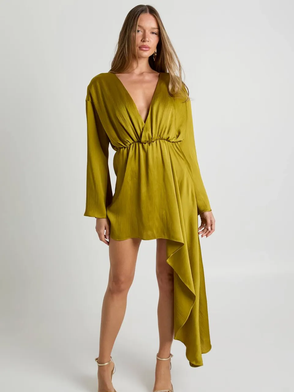 boohoo Dames Textuurrijke satijn draperende wikkelmini-jurk chartreuse, foto 3
