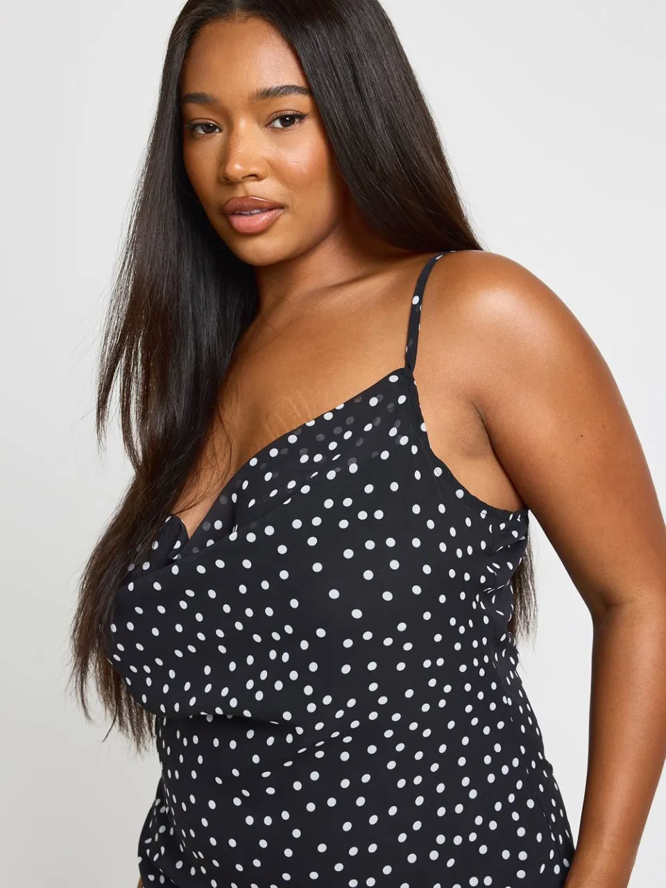 boohoo Dames Plus Contrast Polkadot Cowl Neck Bandjes Mini Jurk zwart, foto 4