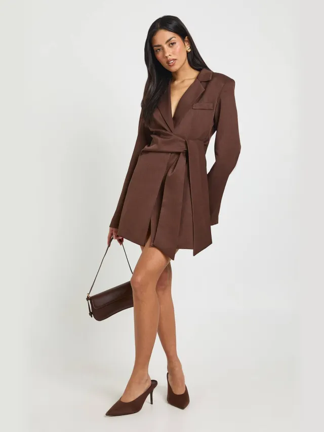 boohoo Dames Wikkel Strikceintuur Detail Blazer Jurk Chocoladebruin