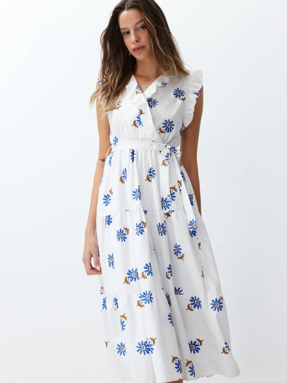 Trendyol TRENDYOLMİLLA Dames Wit Bloemen Midi Mouwloos Casual Skater Jurken, foto 2
