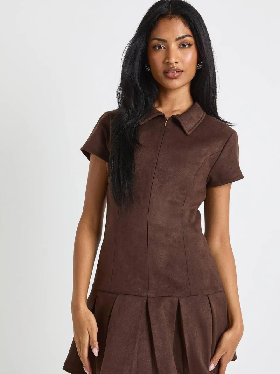 boohoo Dames Nep suede geplooide zoom mini-jurk chocoladebruin, foto 5