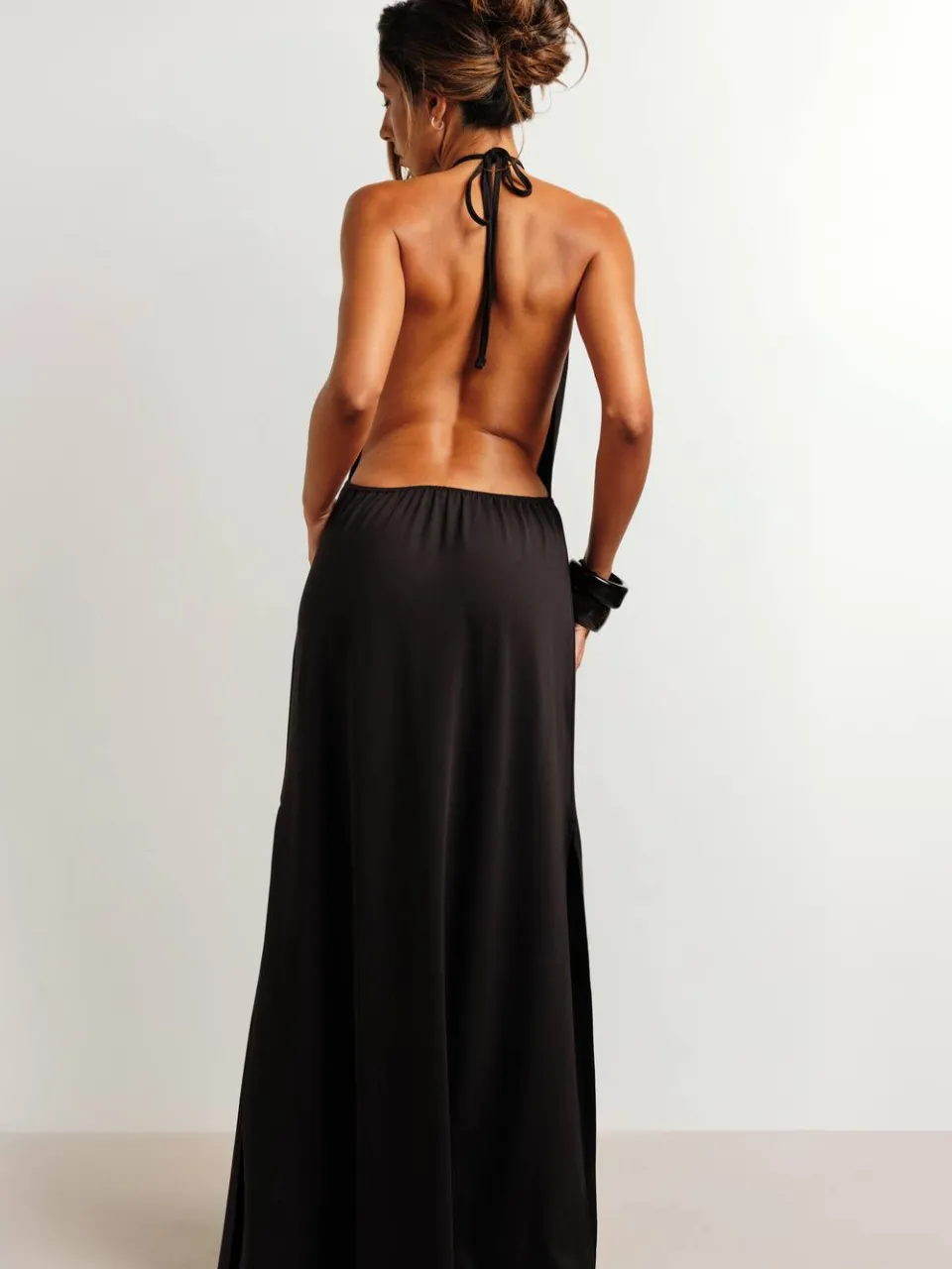 boohoo Dames Maxi Jurk Met Gerimpelde Halternek En Open Lage Rug In Superzachte Stof zwart, foto 2