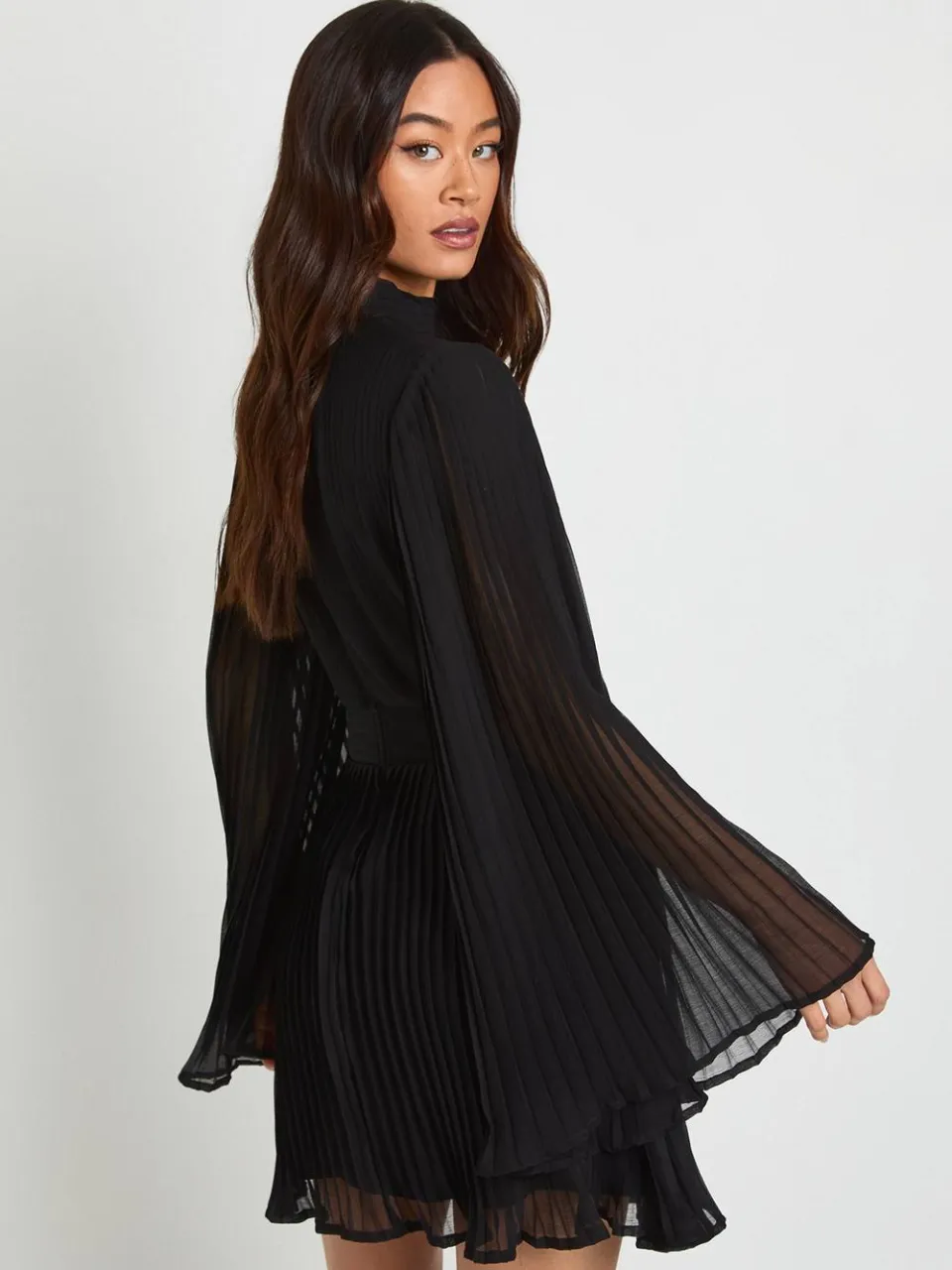 boohoo Dames Lang geplooide chiffon mini-jurk met hoge hals en uitlopende mouwen zwart, foto 2
