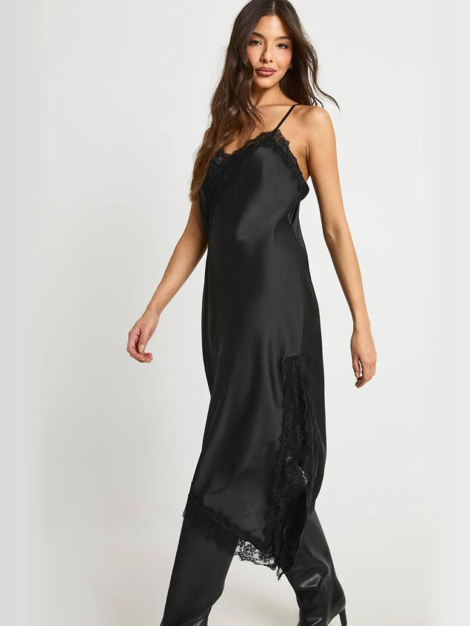 boohoo Dames Kant Asymmetrische Satin Slip Midaxi Jurk zwart, foto 3