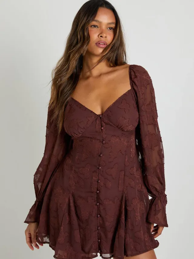 boohoo Dames Burnout Bloemen Godet Zoom Mini Jurk Chocoladebruin