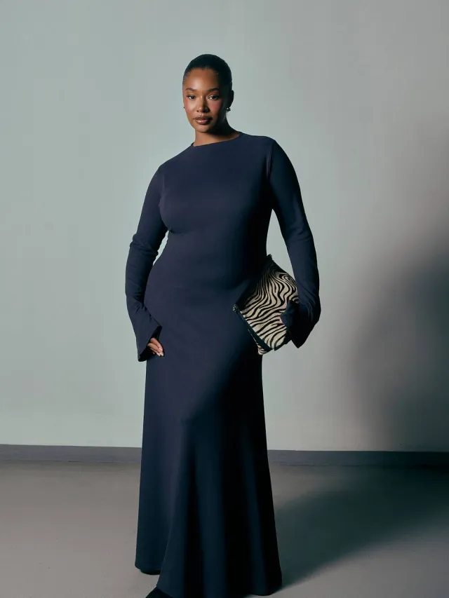 boohoo Dames Plus Basic Supersoft Maxi Jurk Met Uitlopende Mouwen Zwart