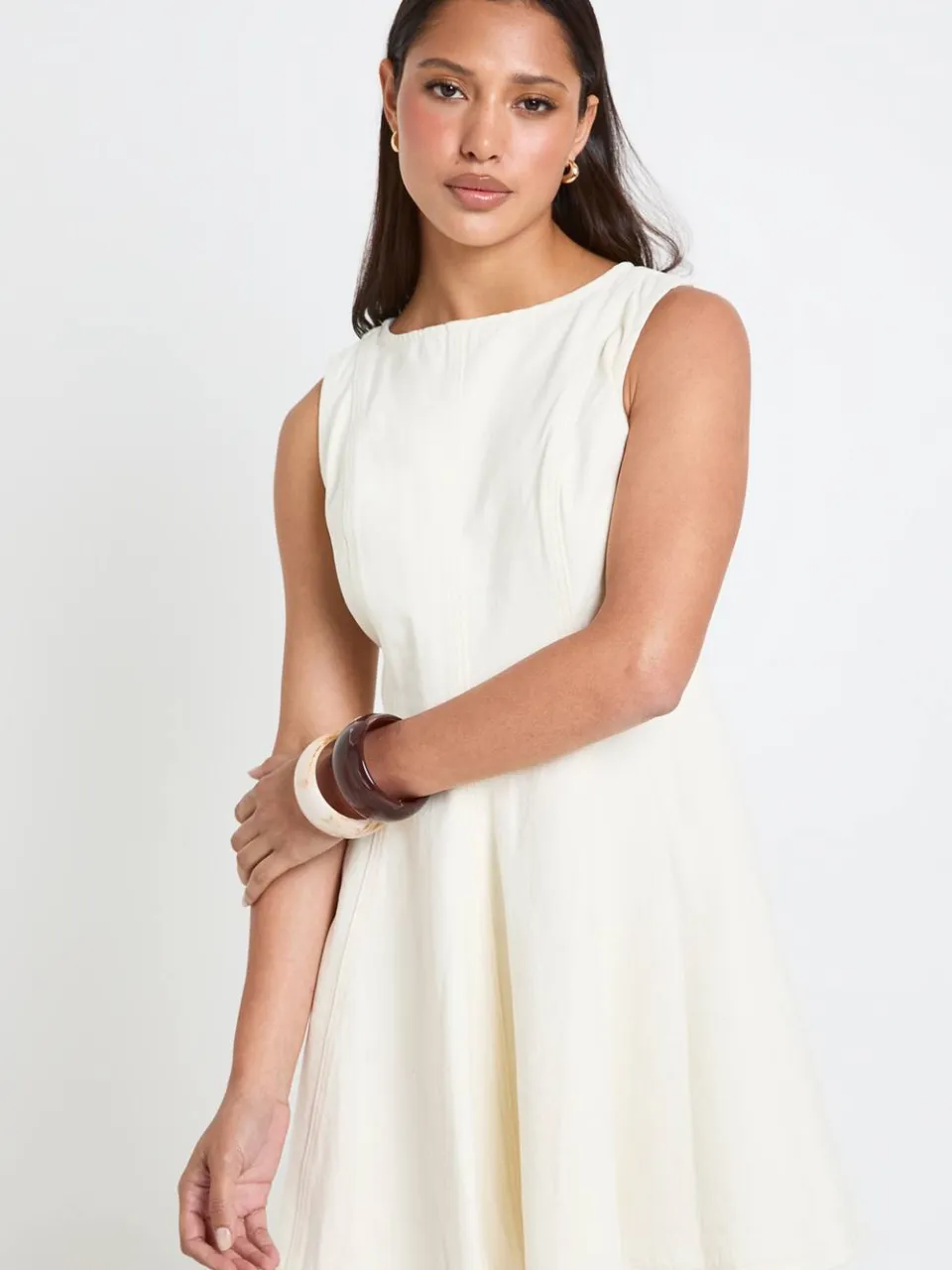 boohoo Dames Mouwloze Denim Jurk Met Uitlopende Zoom, foto 3