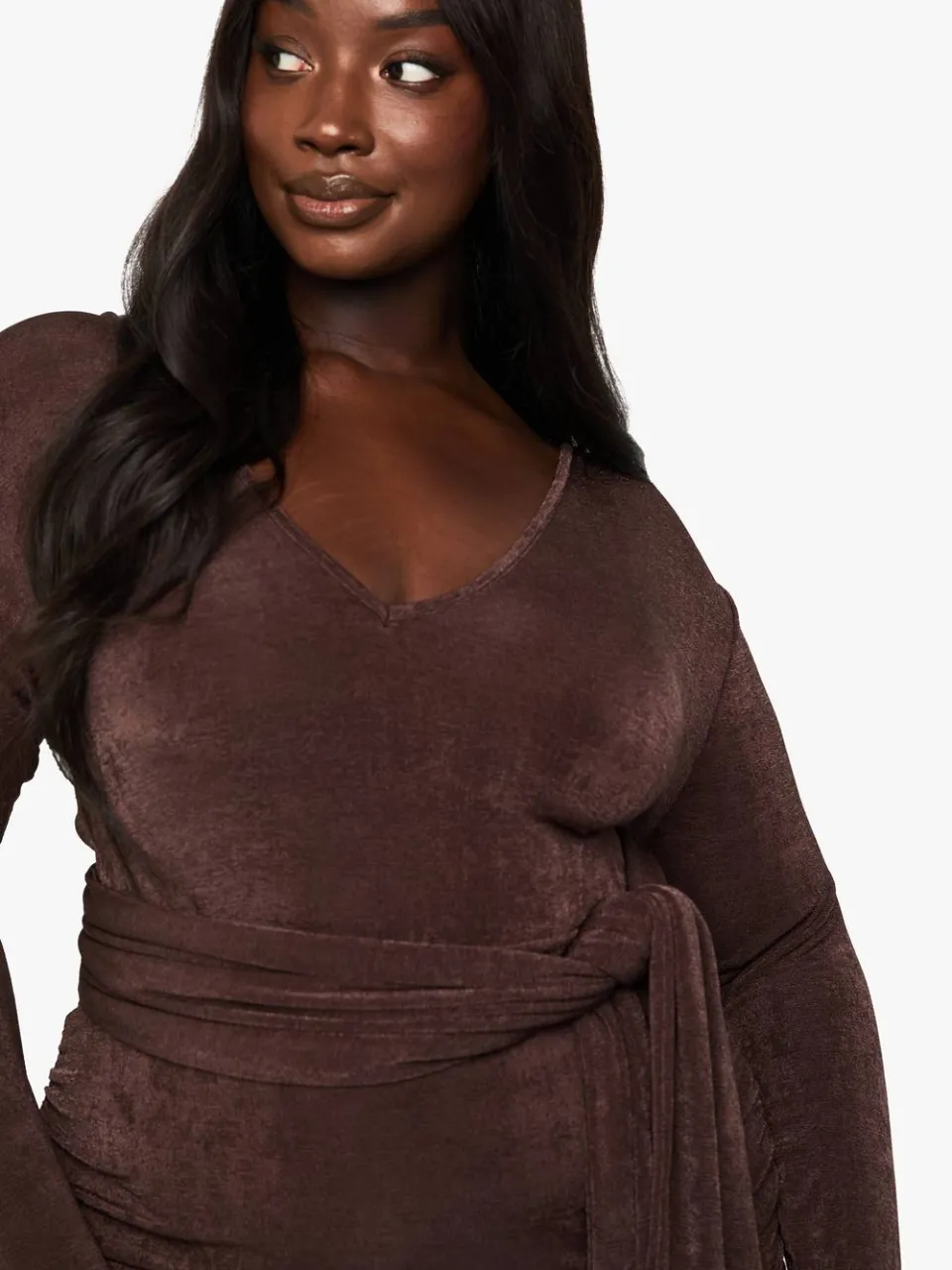 boohoo Dames PLUS GETEXTUREERDE SLINKY MINI-JURK MET VOORBAND chocoladebruin, foto 4