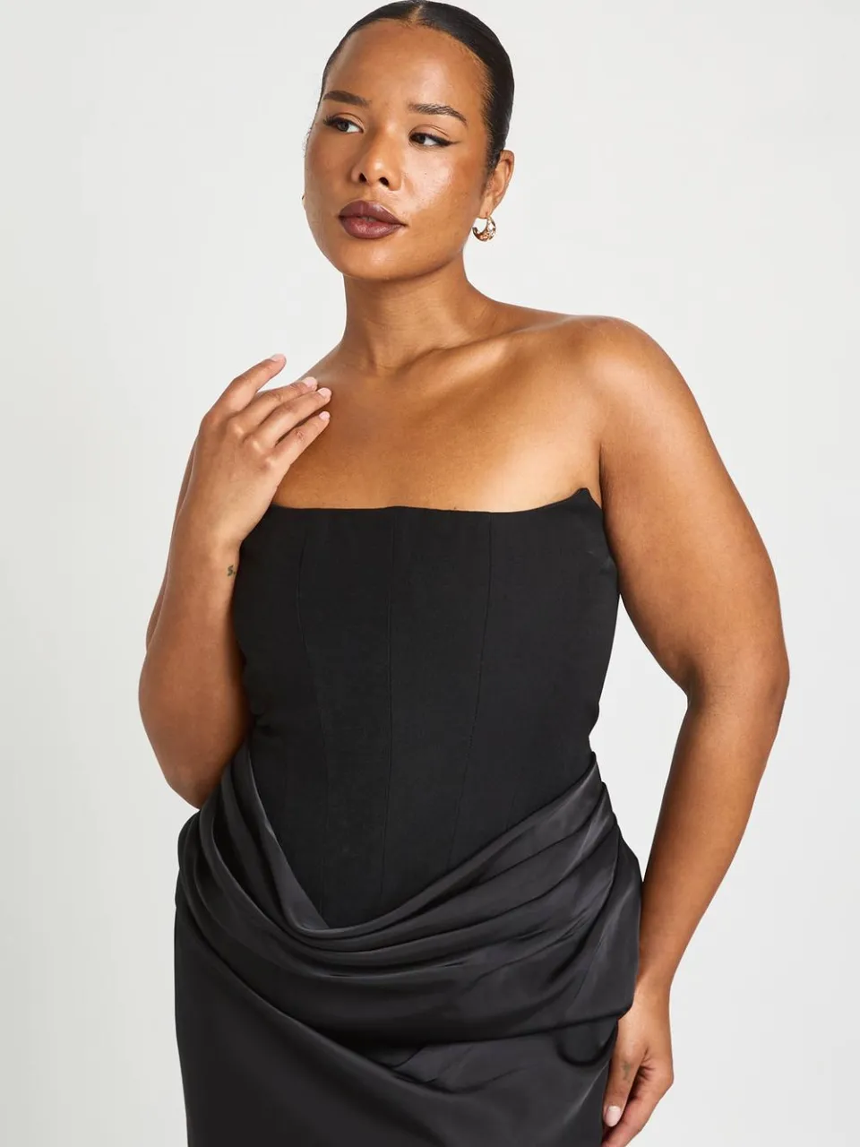 boohoo Dames Plus Bandeau Corset Satijnen Drape Maxi Jurk zwart, foto 3