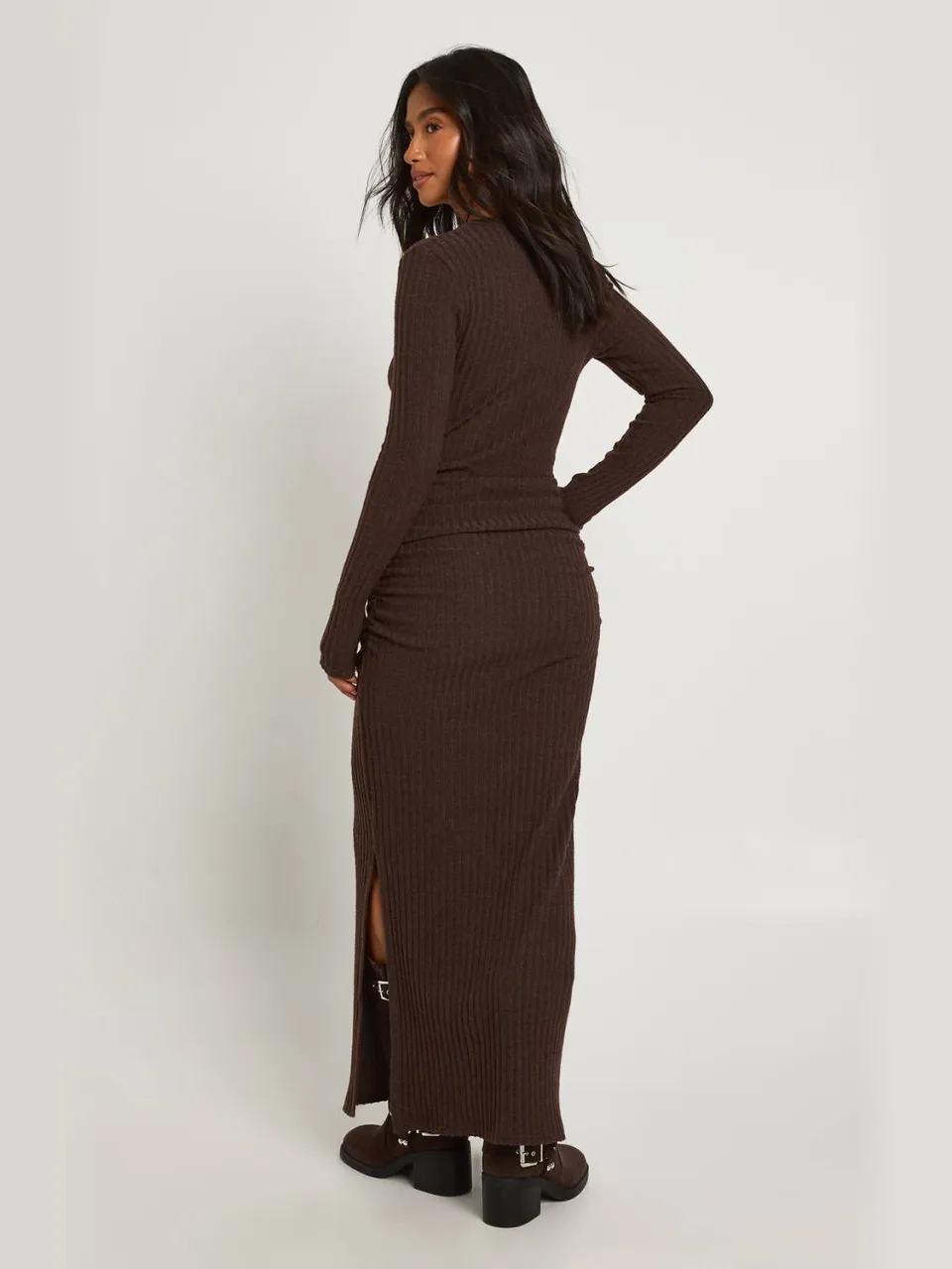 boohoo Dames Petite Geborstelde Rib Lange Mouw Maxi Jurk chocoladebruin, foto 2