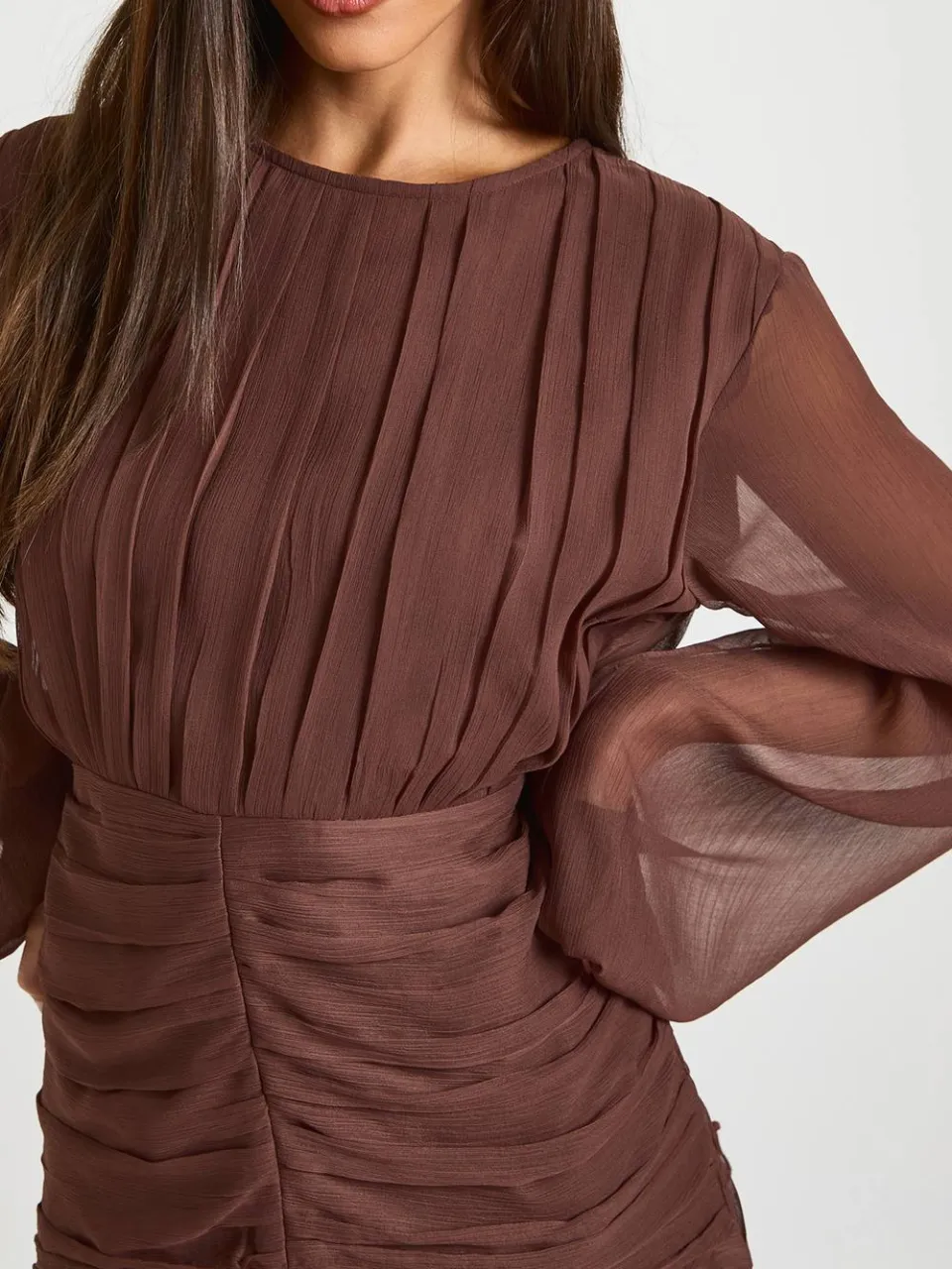 boohoo Dames Kreukchiffon Ruches Maxi Jurk chocoladebruin, foto 4