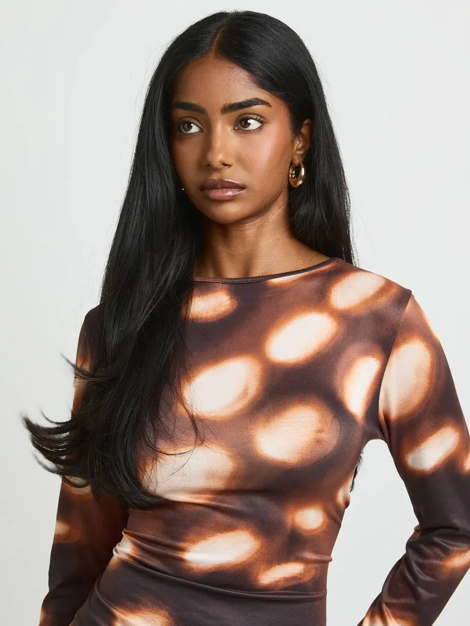 boohoo Dames Tonal Gestippelde Mini-jurk Met Lange Mouwen chocoladebruin, foto 4