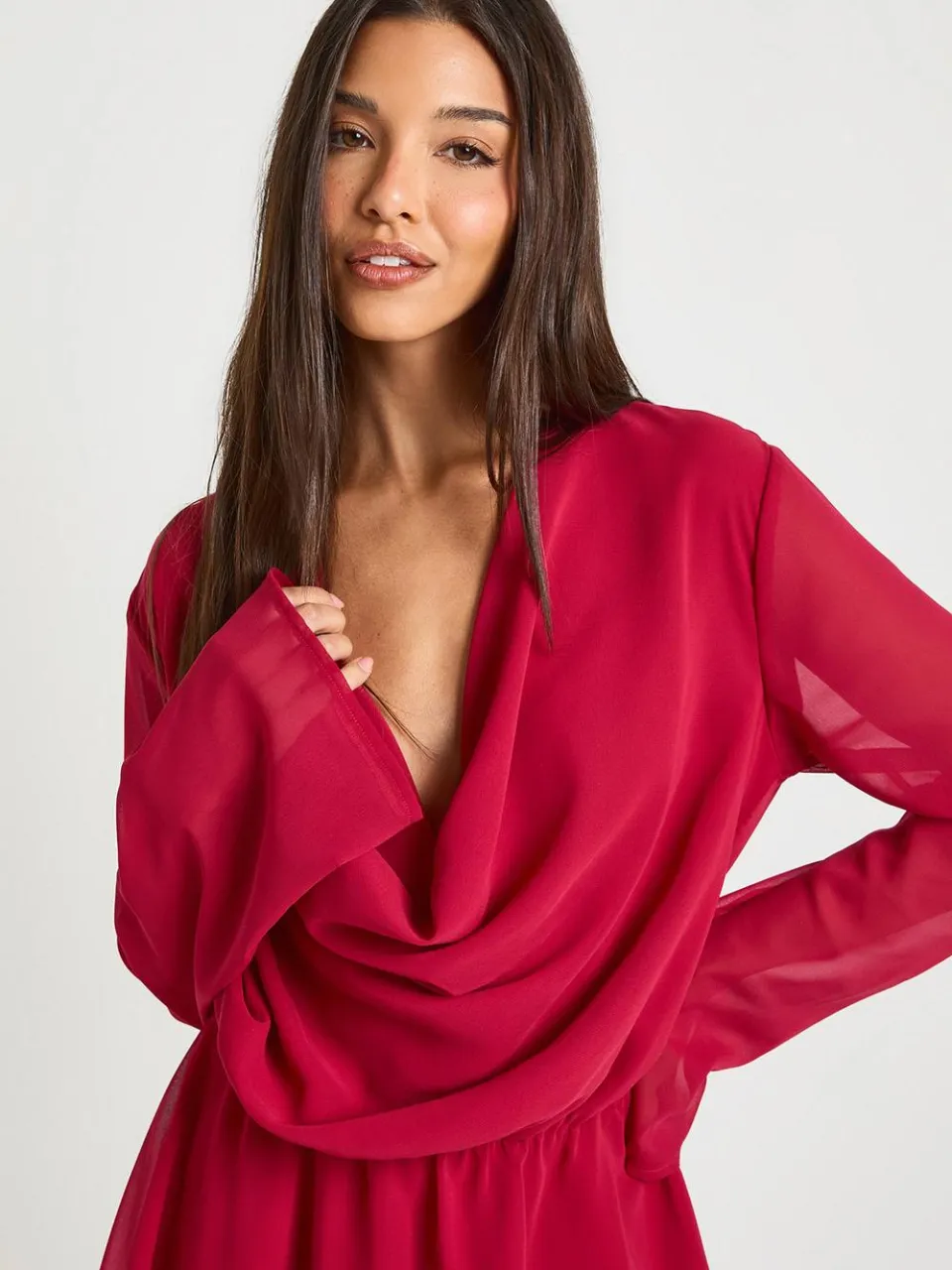 boohoo Dames Chiffon Diepe Cowl Mini Jurk framboos, foto 4