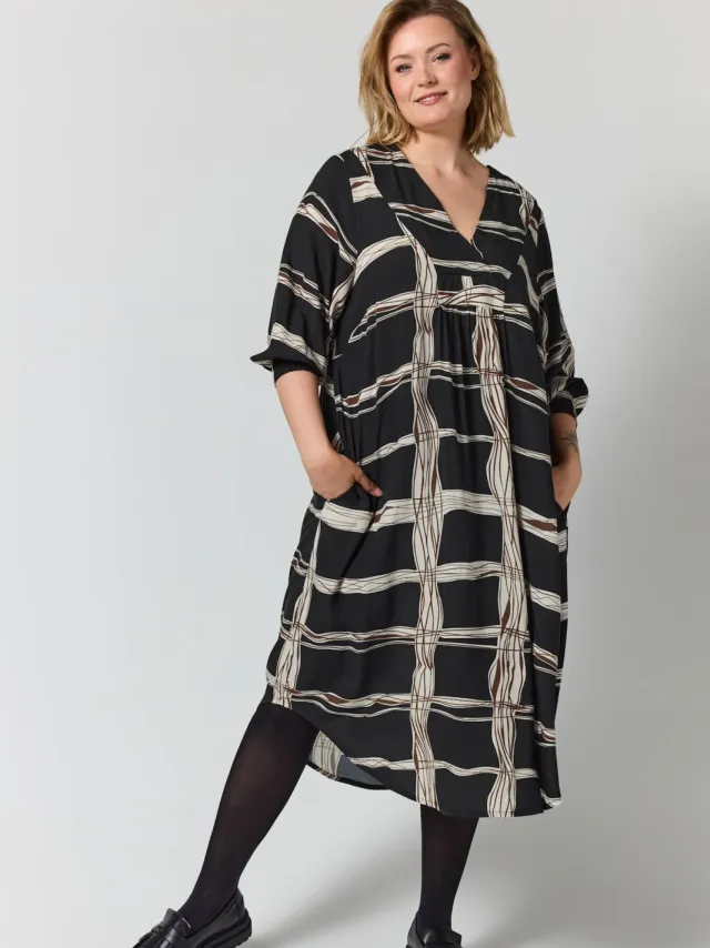 Gozzip Plus-lijn blousejurk met print - zwart