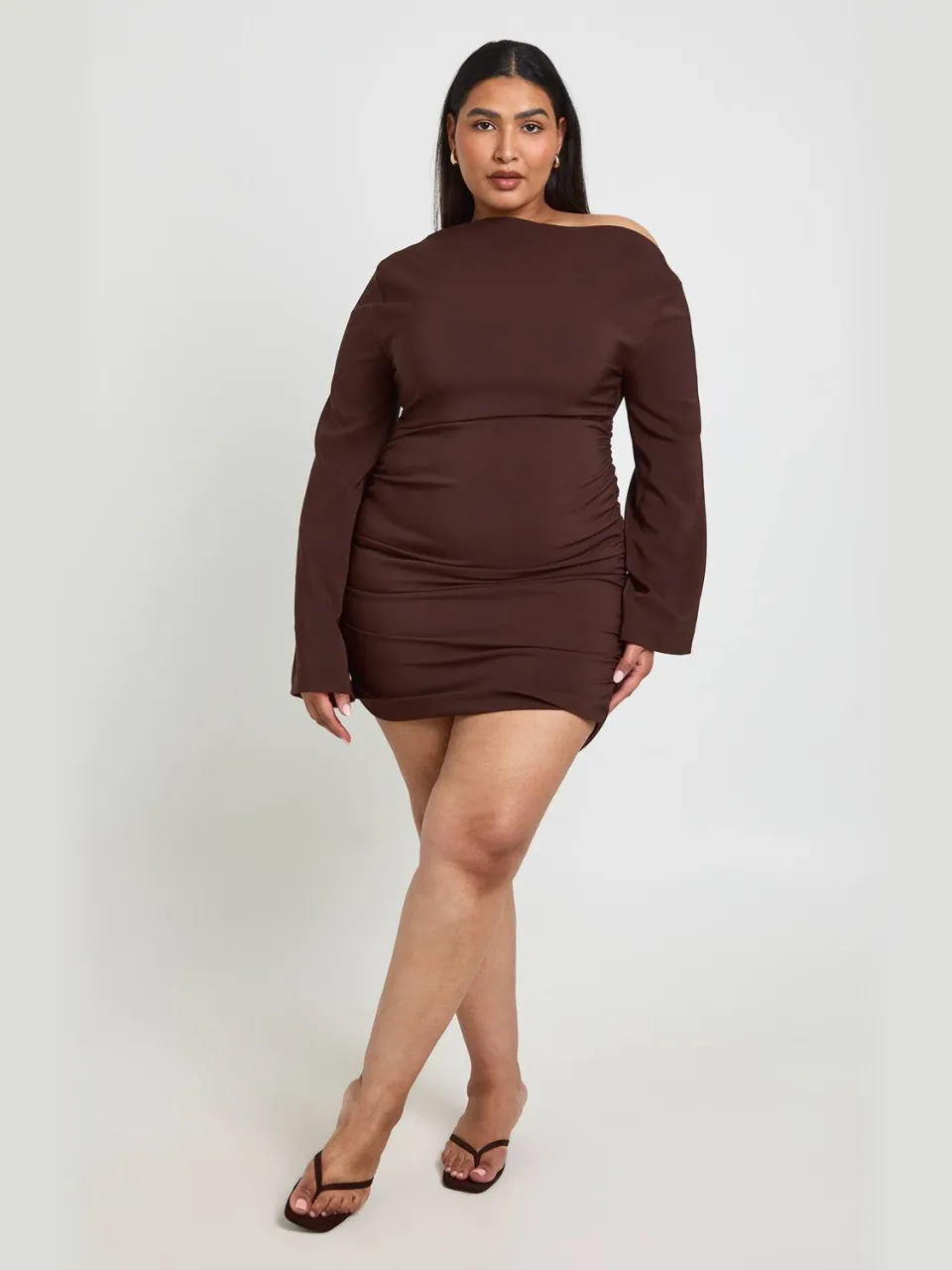 boohoo Dames Plus Jurk Met Uitlopende Mouwen, Off-shoulder En Plooien Chocoladebruin