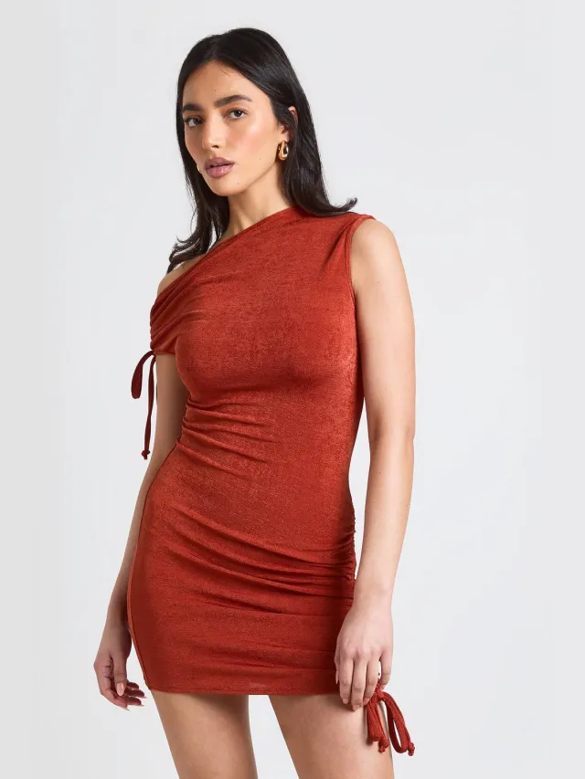 boohoo Dames Acetaat Slinky Asymmetrische Schouder Geplooid Detail Mini Jurk Roest