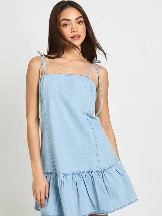 boohoo Dames Denim Mini-jurk Met Bandjes En Verlaagde Zoom Gebleekt