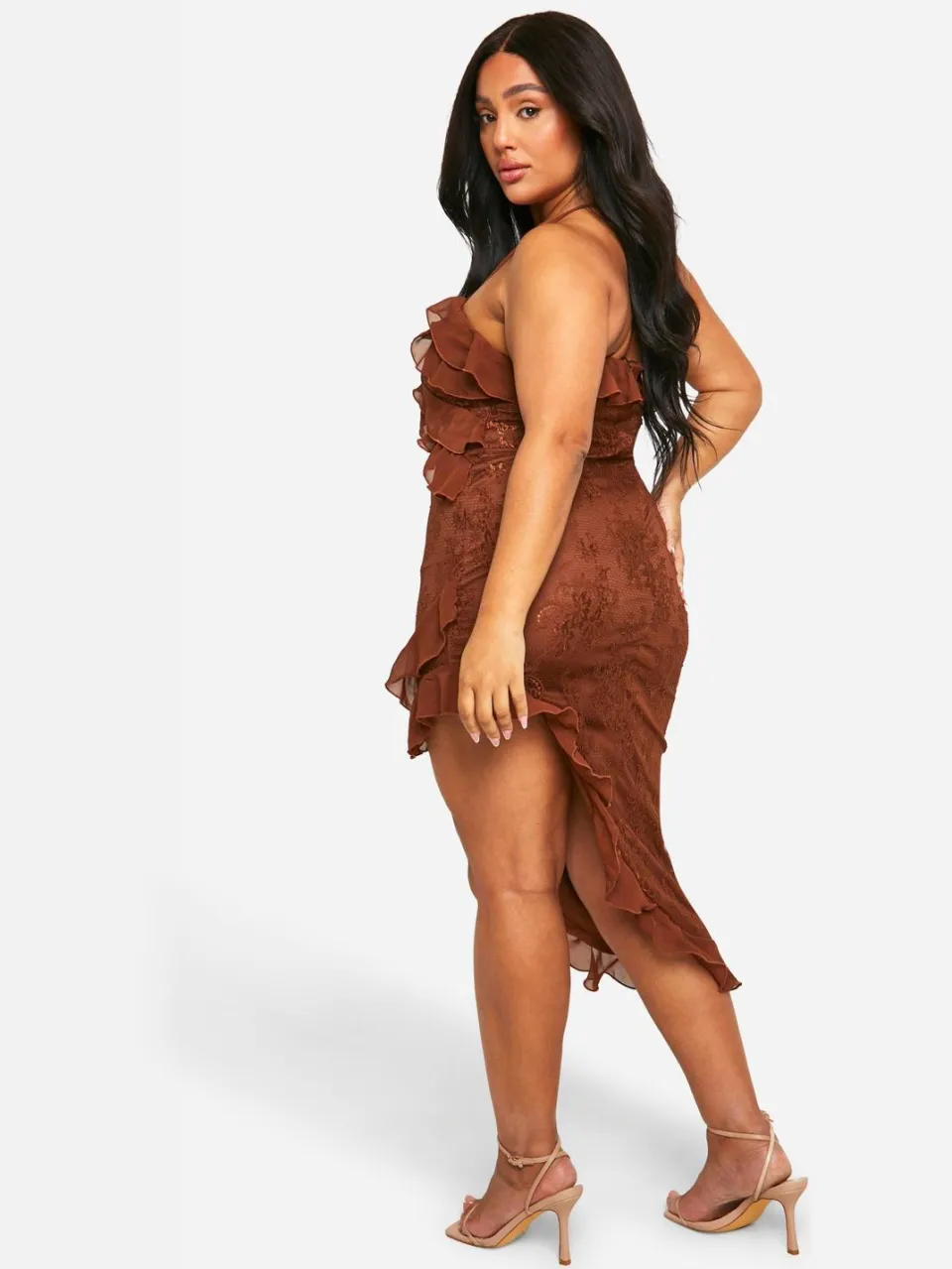 boohoo Dames Plus Lace Frill Asymmetric Midaxi Jurk chocoladebruin, foto 2
