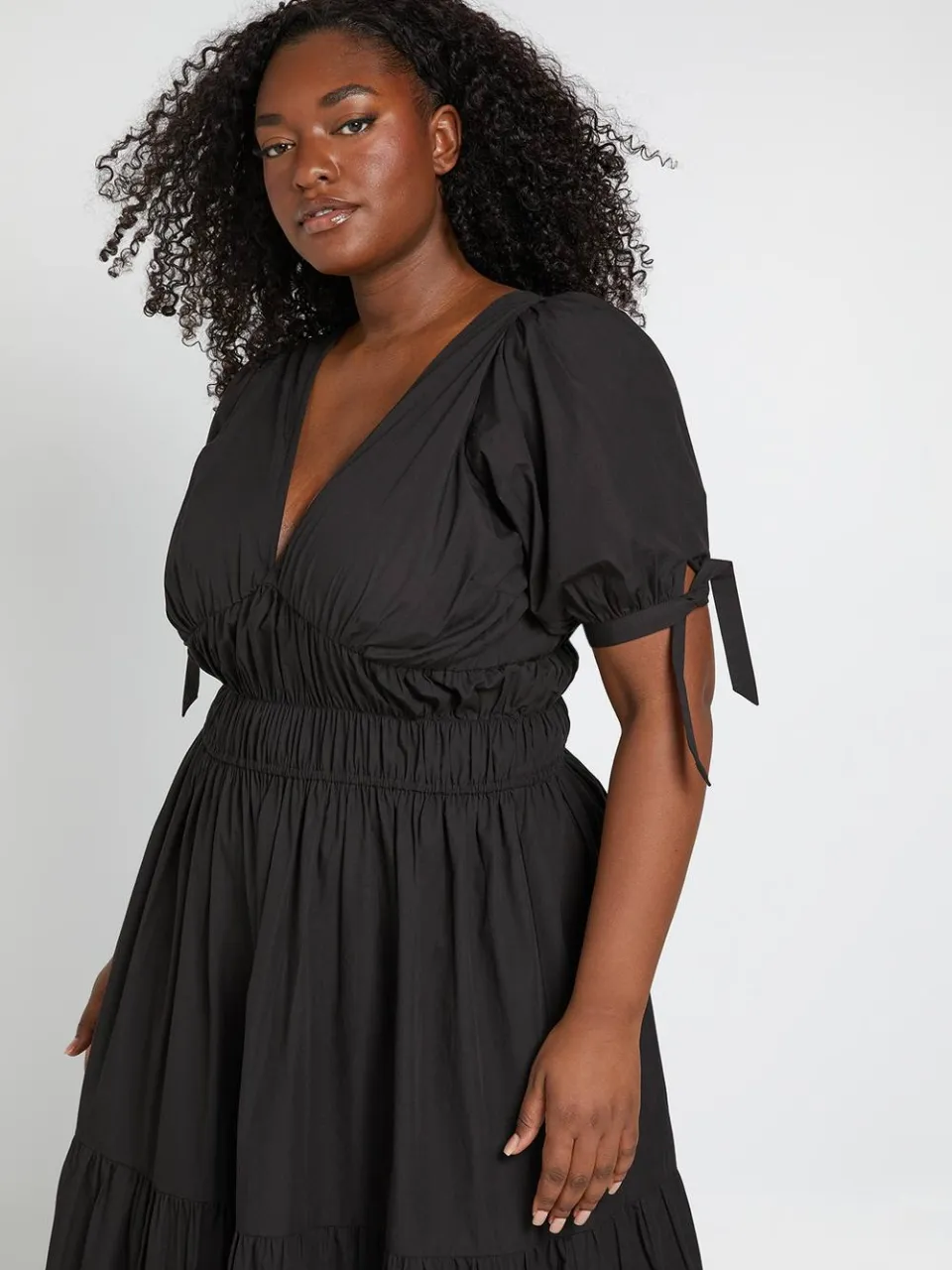 boohoo Dames Plus Maxi Jurk Met Pofmouwen En V-hals zwart, foto 4