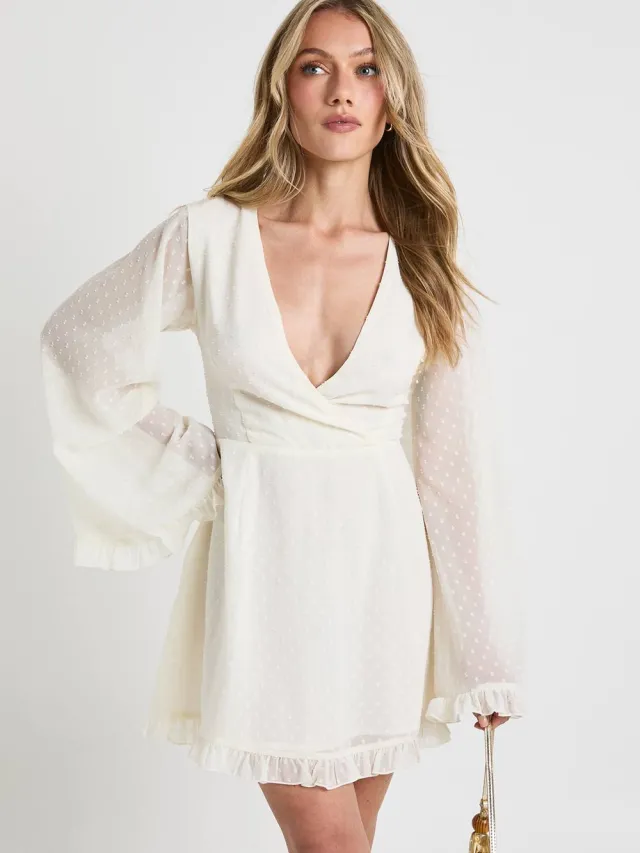 boohoo Dames Petite Dobby Aflopende Mouw Omslag Mini Jurk Crème