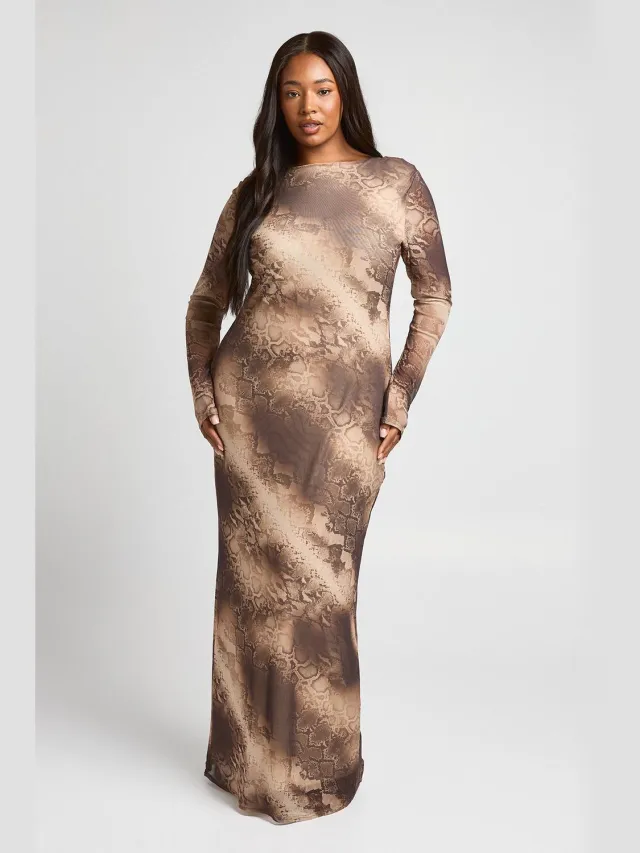 boohoo Dames Plus Slangenmesh Maxi Jurk Met Lage Rug Bruin