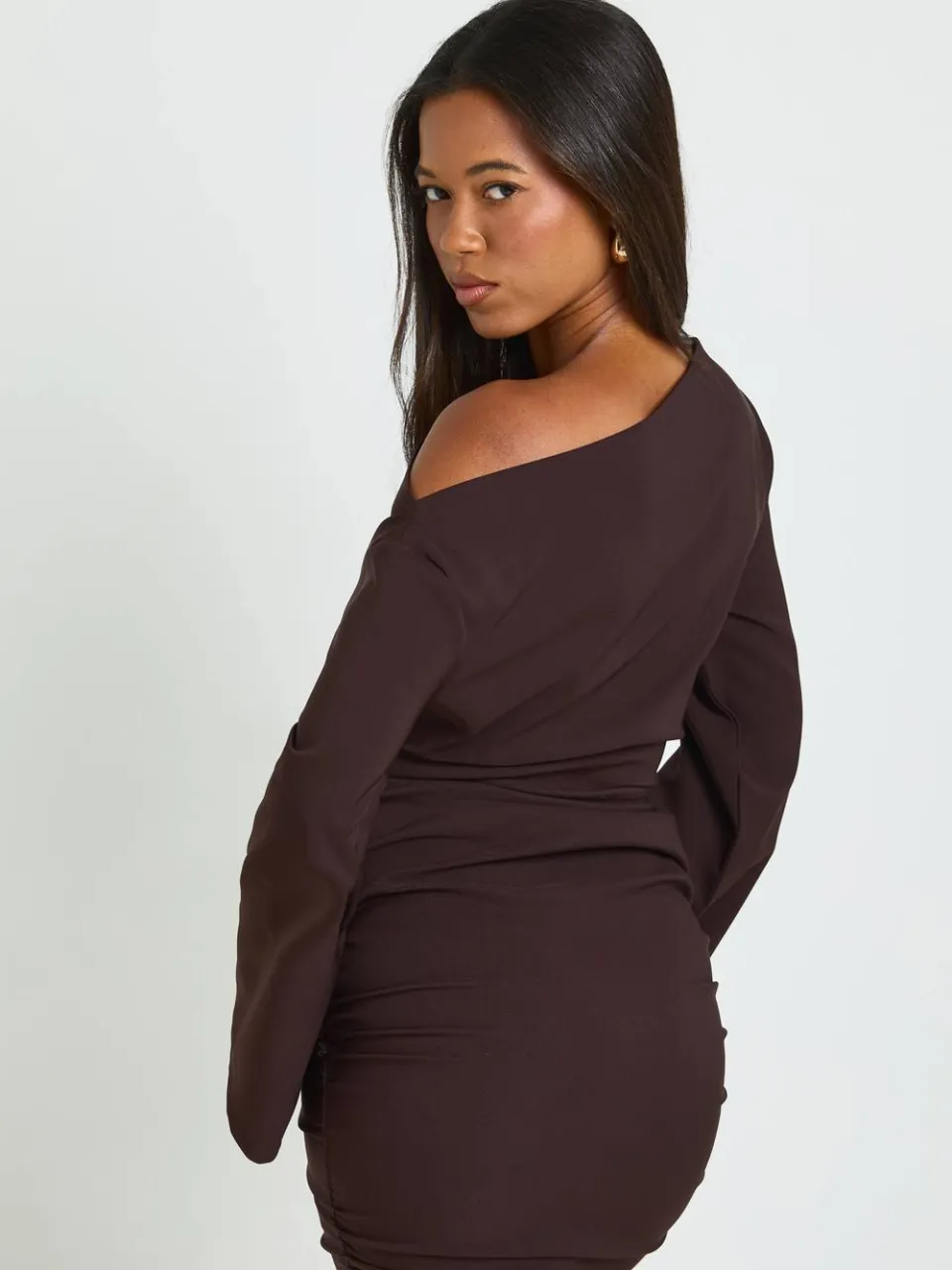 boohoo Dames Wijdvallende Mouwen Off-Shoulder Gerimpelde Mini Jurk chocoladebruin, foto 2