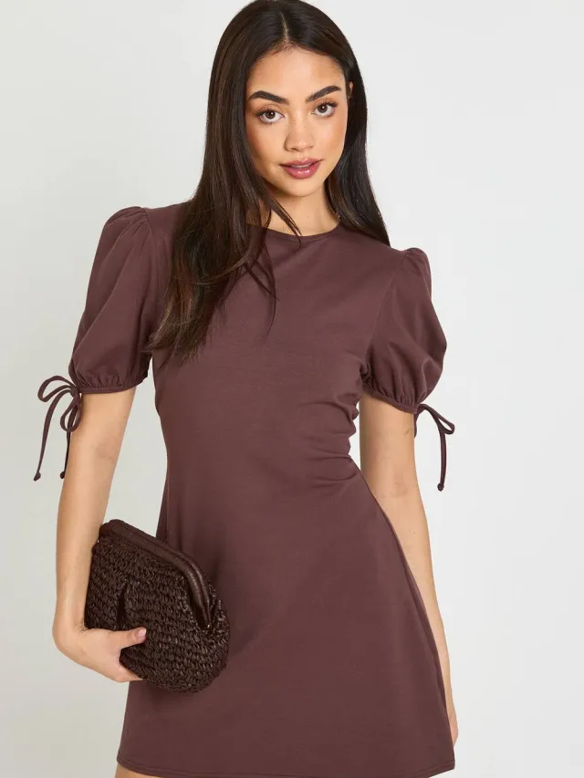 boohoo Dames Katoenen T-shirtjurk Met Strikbandjes Aan De Manchetten Chocoladebruin
