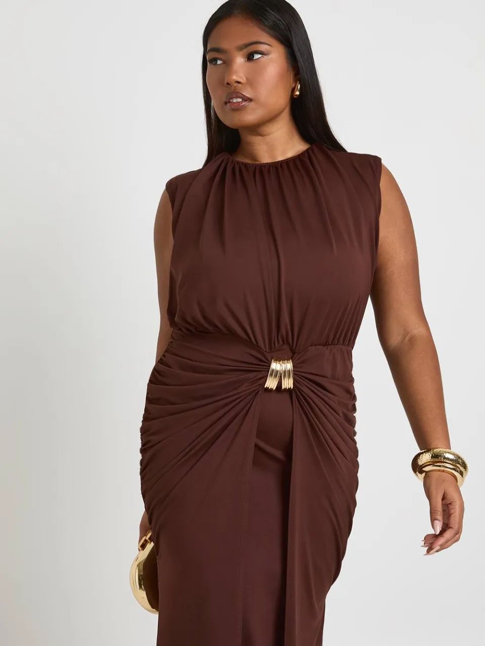boohoo Dames Plus midaxi-jurk met ruches en gouden afwerking, foto 4