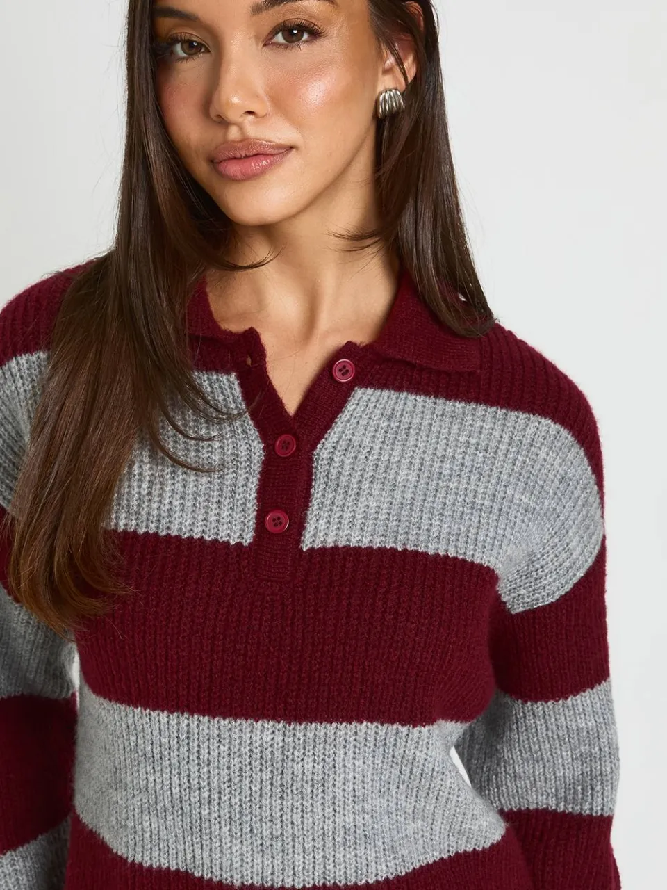 boohoo Dames Petite Gebreide Mini-jurk Met Kraagdetail En Oversized Streepdesign In Rugbystijl bordeaux rood, foto 4