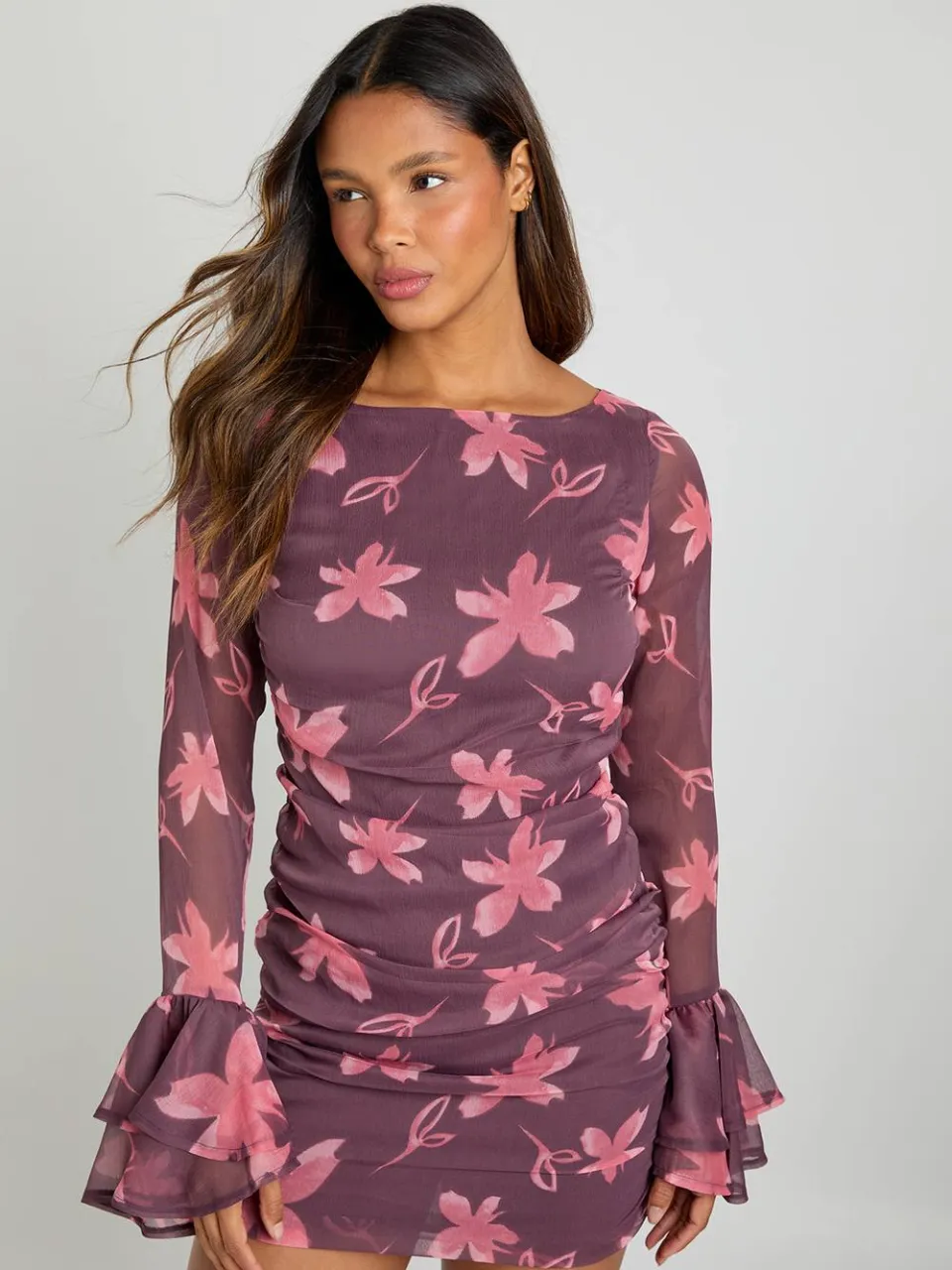 boohoo Dames Bloemenprint chiffon mini-jurk met ruches bordeaux rood, foto 3