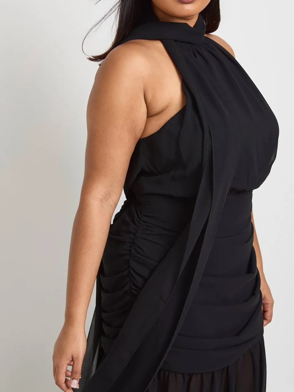 boohoo Dames Plus Halternek Jurk Met Sjaaldetail En Uitlopende Maxi Rok zwart, foto 3