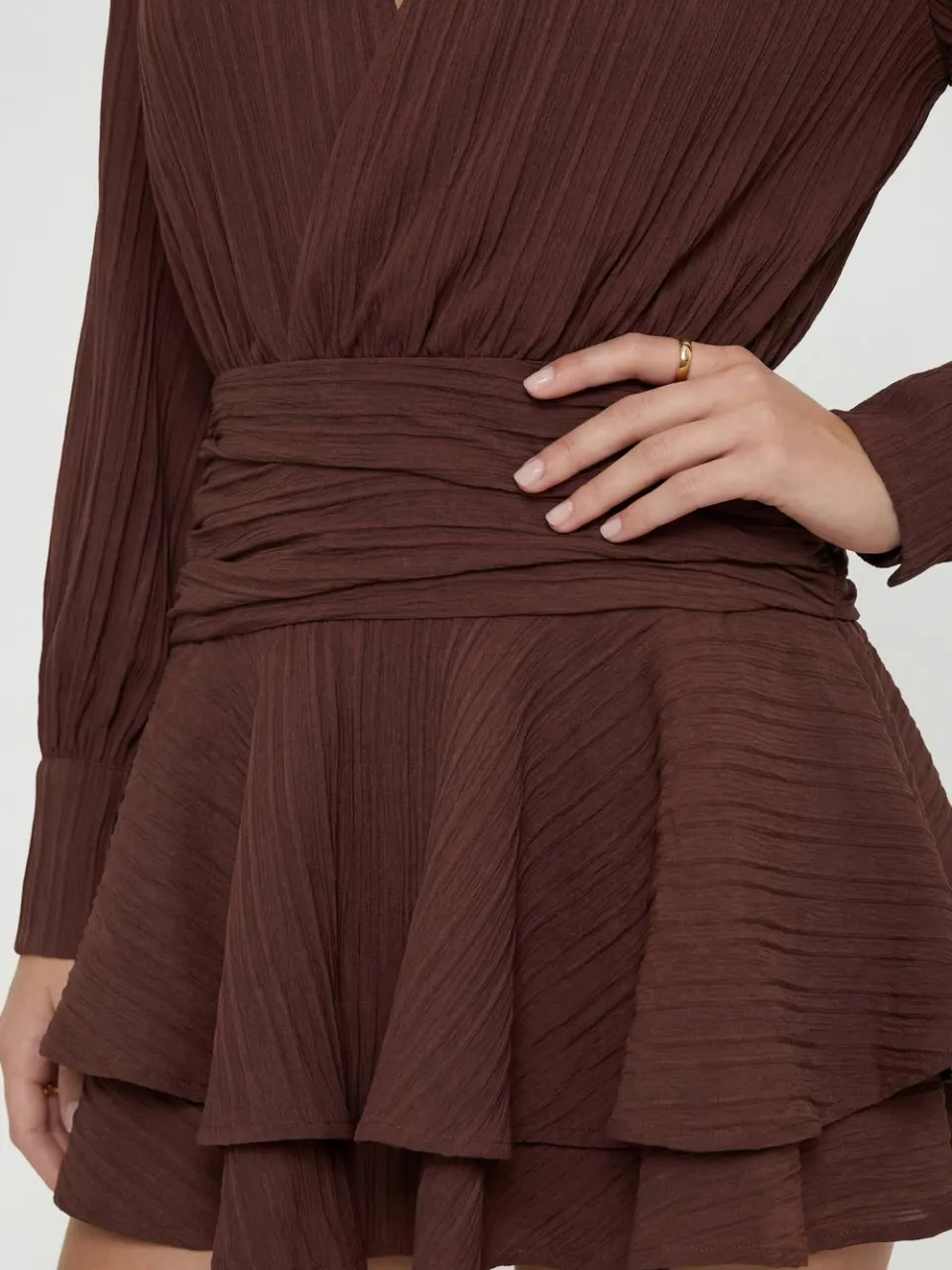 boohoo Dames Getextureerde Geplooide Ruches Mini-jurk chocoladebruin, foto 2