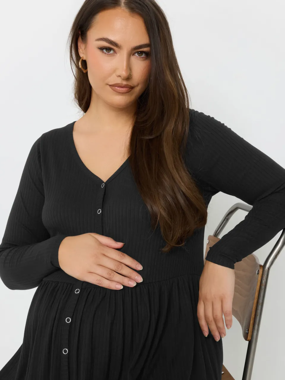 Bump It Up Maternity Geribbelde Premium Midi Jurk Met Knopen In Zwart, foto 3