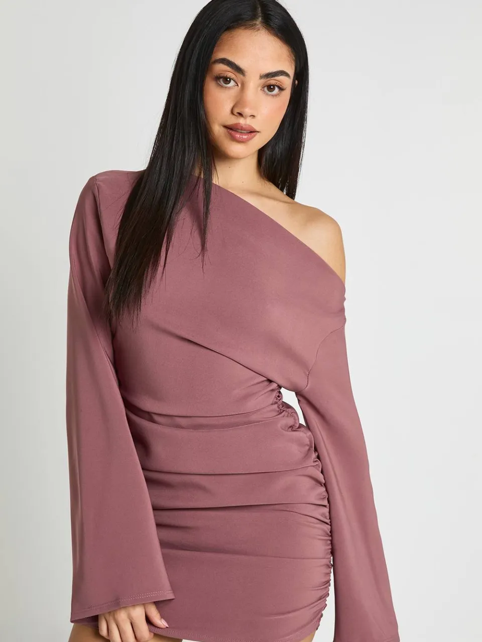 boohoo Dames Mini Jurk Met Uitlopende Mouwen, Off-shoulder En Plooien roos, foto 3